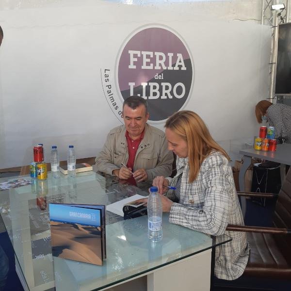 Lorenzo Silva y Noemí Trujillo durante la firma de su libro en la 34 Feria del Libro de LPGC